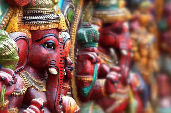 Elefantes pintados de colores en madera en la India
