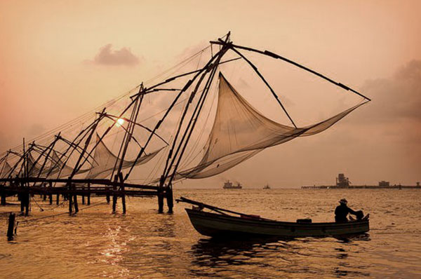 Redes tradicionales al atardecer en Kerala