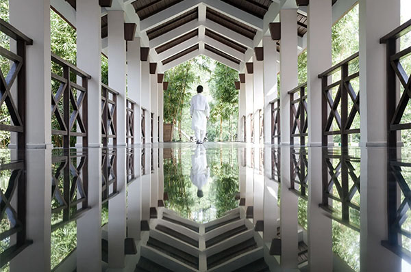 Persona caminando pasillo del wellness retreat Ananda Himalayas India