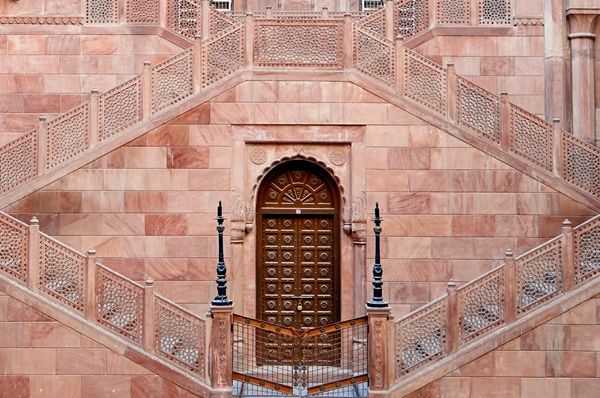 Edificio en India con puerta tallada en madera y mármol color rosado