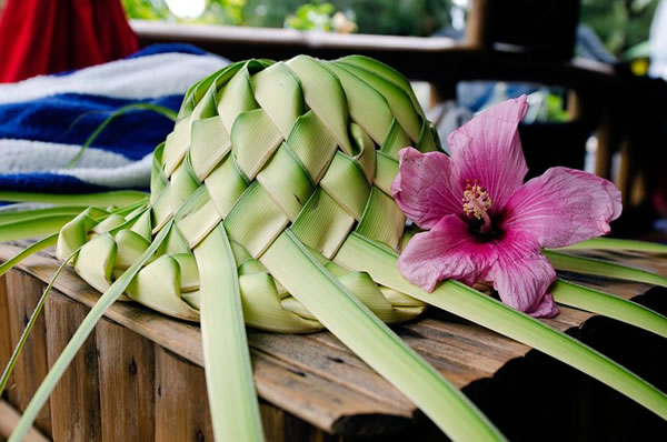 Hojas de palma tradicionales con flores en Islas Cook