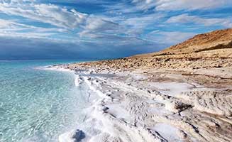 La costa del Mar muerto con contrates de colores