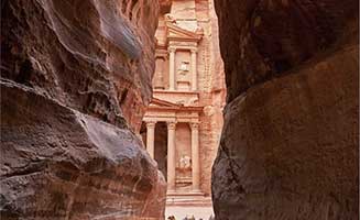 Pasillo de entrada a la ciudad de Petra en Jordania en un viaje de lujo