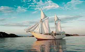 Velero privado en Indonesia en Komodo