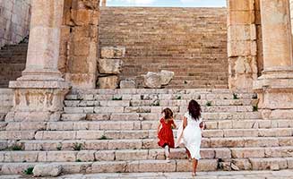 Escaleras de ruinas romanas en la ciudad de Amman eb Jordania
