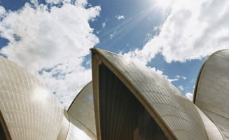 Techo de la opera de Sydney con nubes y cielo de fondo