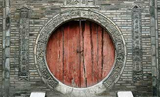 Facha de un edificio antiguo en China con detalles en piedra de un palacio