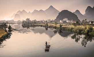 Blasa sobre un rio tranquilo en China con persona local