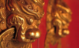 Arte en China caras de dragón en color rojo y dorado en Vueltas a Mundo con China