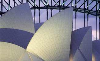 Detalle del techo de la opera de Sydney en Australia con fonde de atardecer en el cielo
