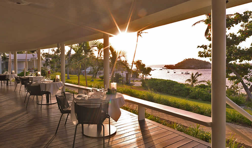 Restaurante exterior hotel Lizard Island en Australia sol al atardecer. 