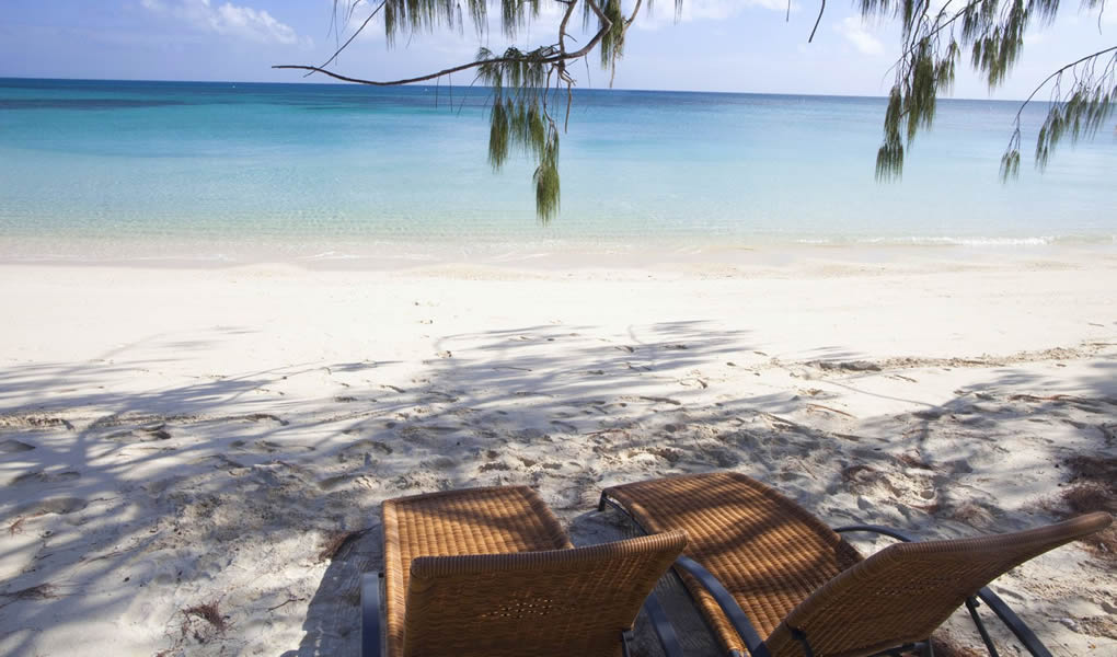 Playa de arena blanca y agua cristalina en Lizard Island Australia.