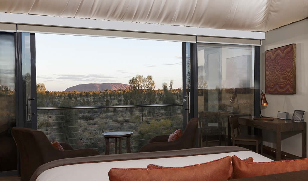 Vistas desde la habitación de Longitude 131 hacia Uluru-Kata Tjuta desierto