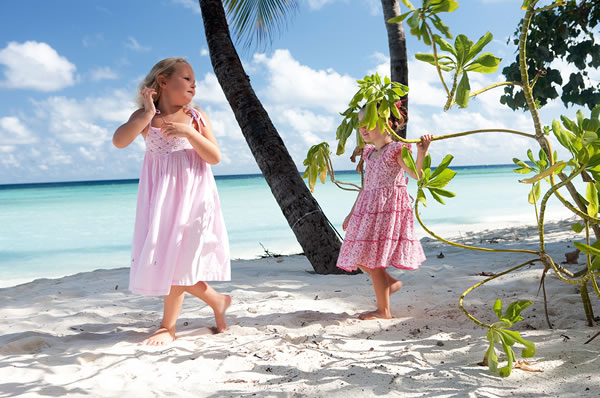 Niños bailando vestido playa Maldivas hotel Constance Halaveli