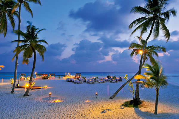 Atardecer en la playa en Maldivas en hotel Constance Halaveli