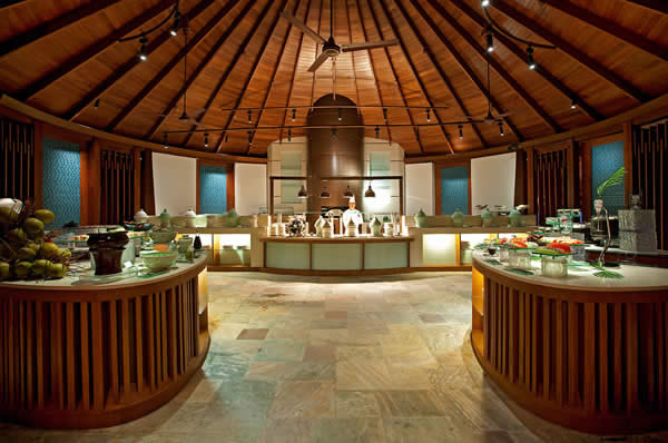 Hotel Constance Halaveli en Maldivas restaurante buffet