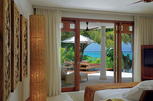 Habitación de la beach villa familia hotel Constance Halaveli en Maldivas