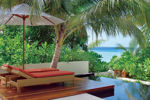 Vistas desde la piscina al mar azul Maldivas hotel Constance Halaveli