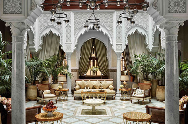 Entrada al hotel de lujo Royal Mansour Marrakech el Spa madera y piedra tallada