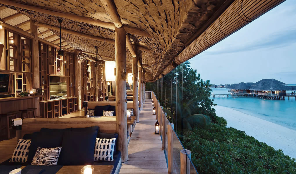Restaurante al atardecer Gili Lankanfushi Maldives