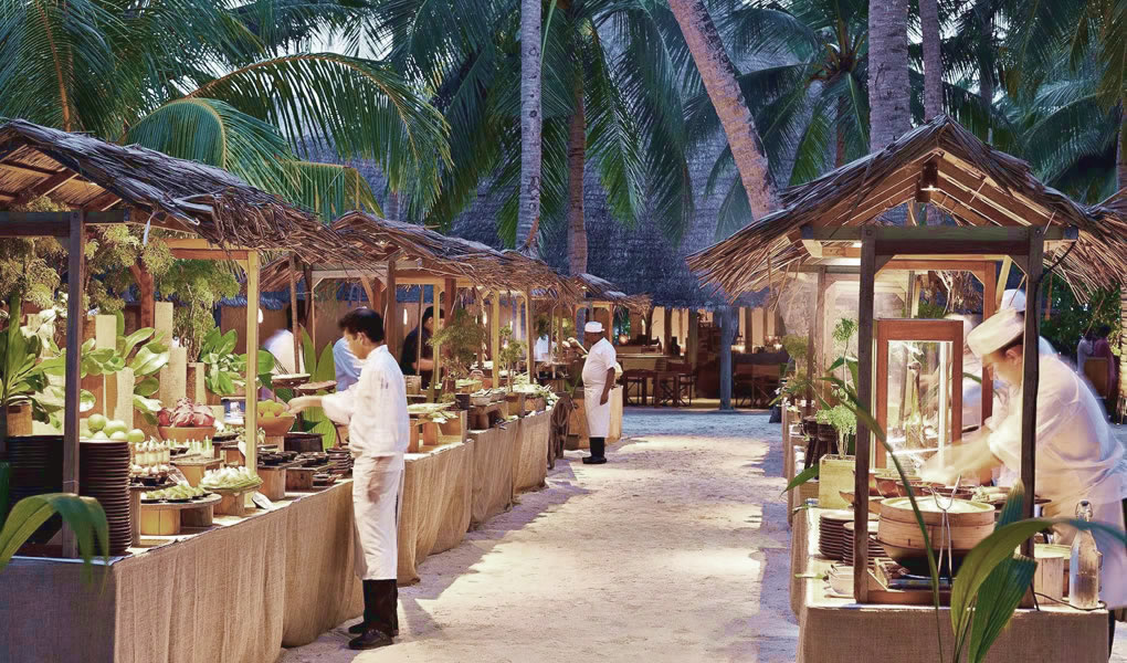 Mercado al atardecer con puestos comida Gili Lankanfushi Maldives
