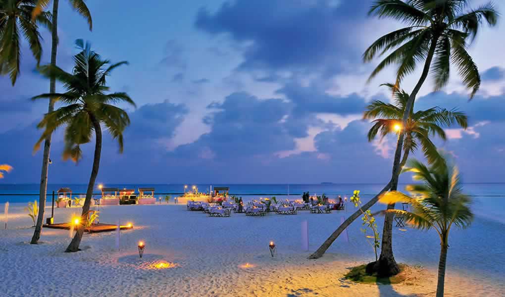 Cena en playa atardecer hotle Constance Halaveli en Maldivas