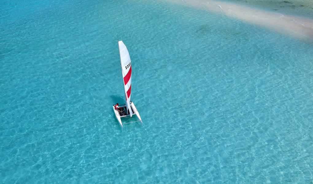 Vela en mar en Maldivas en el hotel Atmosphere Kanifushi