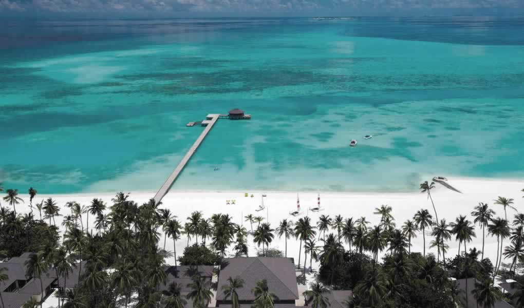 Playa arena blanca y muelle hotel Atmosphere Kanifushi