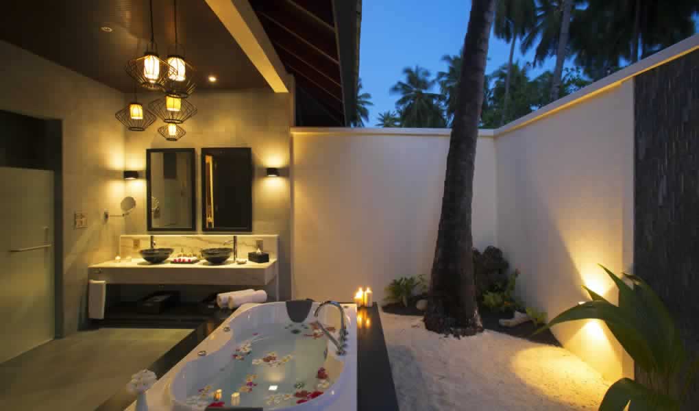 Baño exterior Maldivas en la Beach Villa hotel Atmosphere Kanifushi