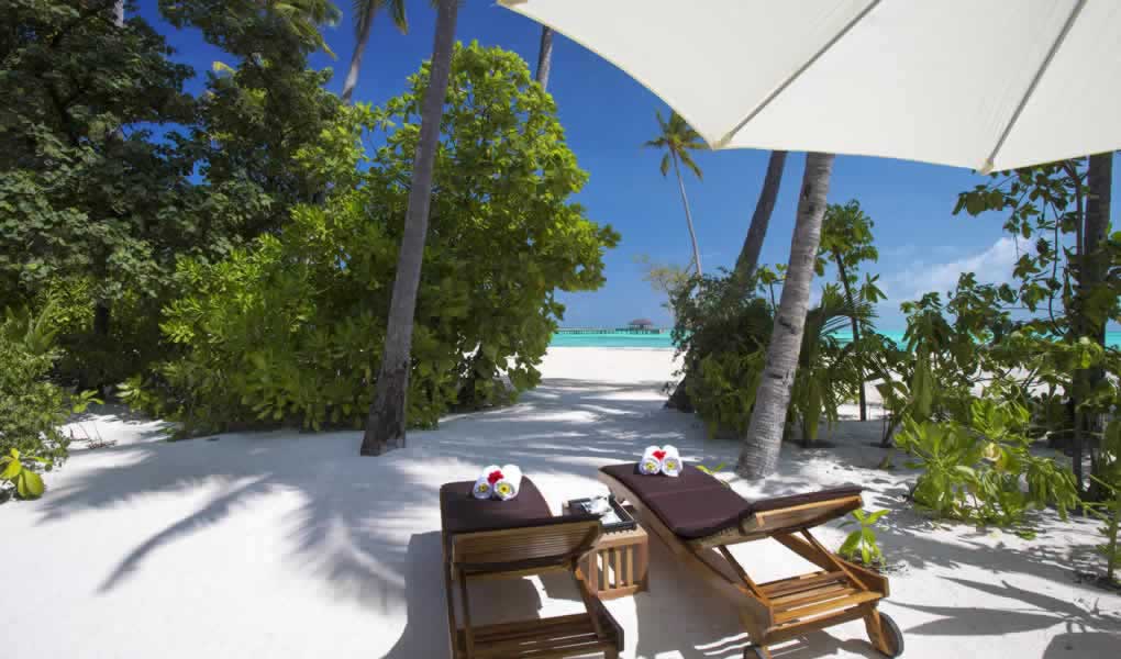 Playa de arena blanca en hotel Atmosphere Kanifushi en Maldivas