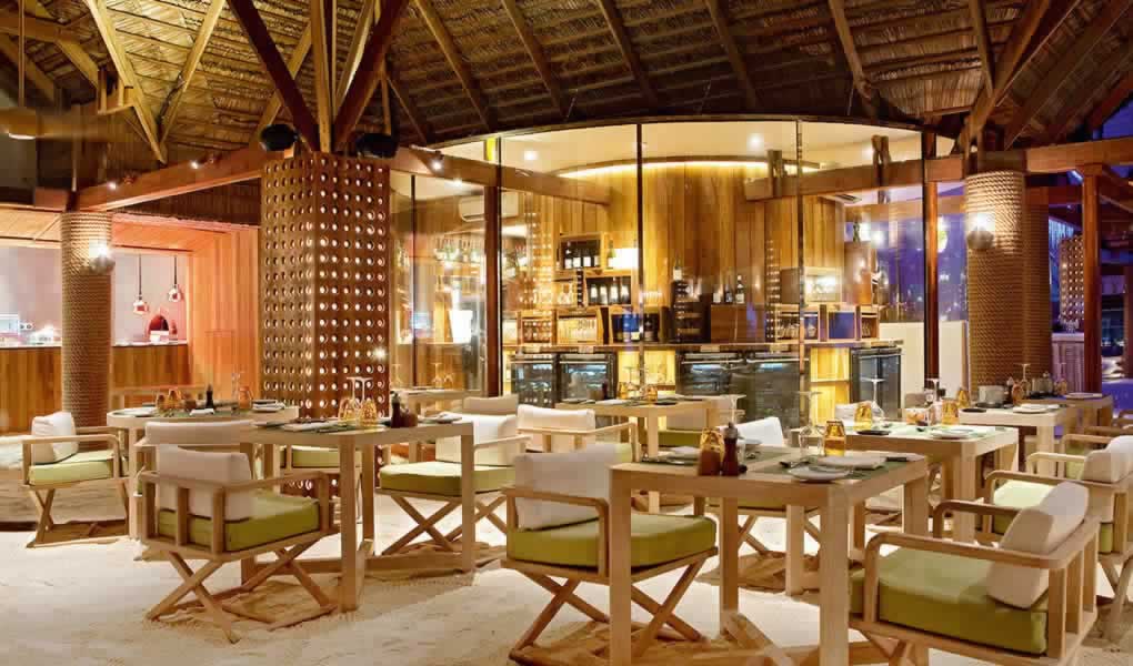 Restaurante del hotel Constance Moofushi en Maldivas