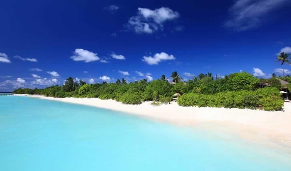 Vistas de las playas y el mar con arena blanca en Six Senses Laamu Maldivas