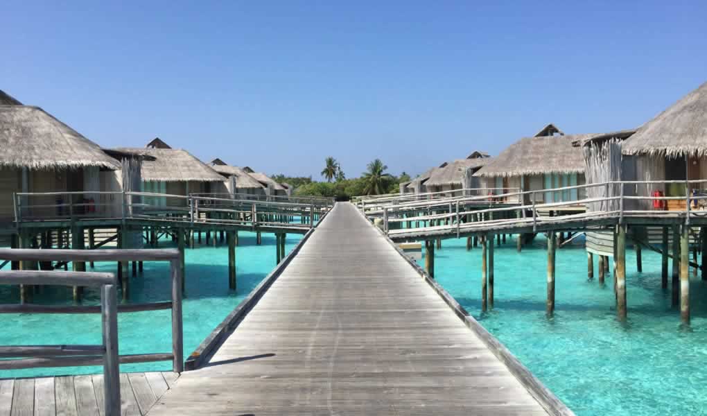 Pasarela de madera sobre el agua en Maldivas Six Senses Laamu