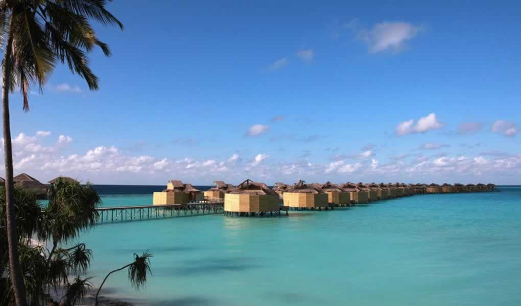 Vista desde lejos de los overwater en Maldivas en hotel Six Senses Laamu