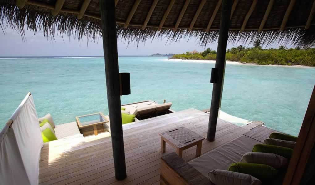 vistas al mar desde la terraza del overwater en Six Senses Laamu en Maldivas