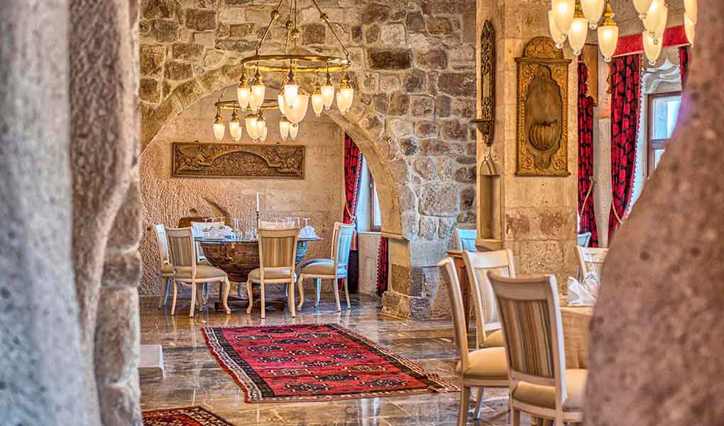 Restaurante del hotel con iluminación al atardecer