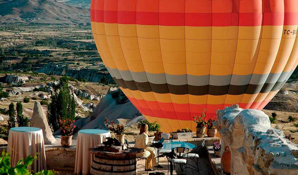 Globo aerostático visto desde el Museum Hotel Cappadocia 