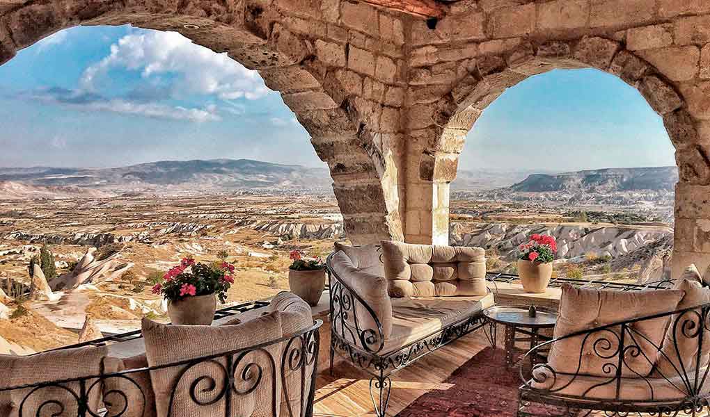Ventanas de arco del hotel con vistas al Valle de Cappadocia en Turquía