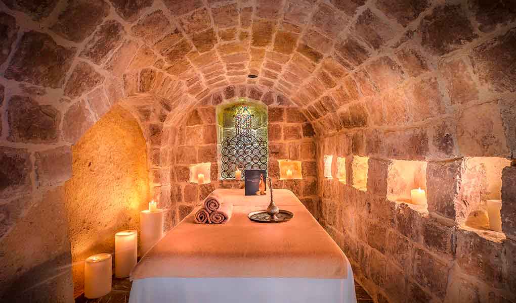 Interior de la cabina del SPA con iluminación tenue paredes de piedra