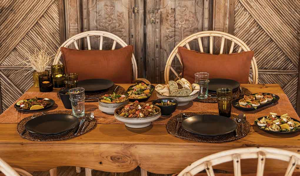 Mesa y experiencia gastronómica lujo en desierto de Omán