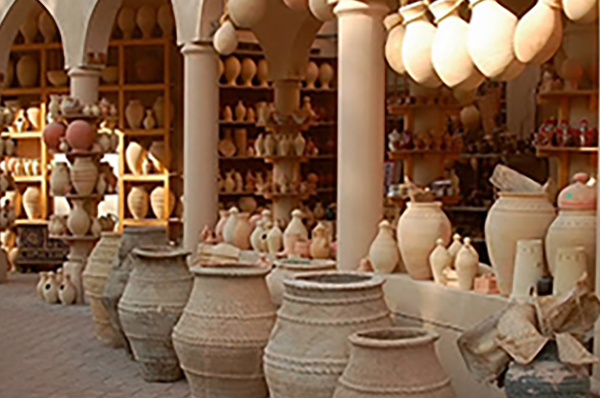 Mercado de artesanías tradicionales en Omán con cerámica en arcilla