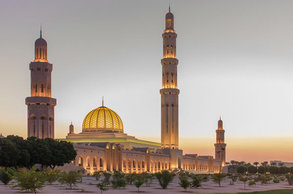 Gran Mezquita del Sultán Qaboos en Omán atardecer