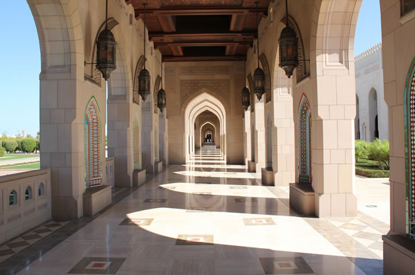 Arcos árabes Gran Mezquita del Sultán Qaboos exterior