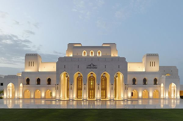 Vista exterior iluminación atardecer The Royal Opera House Omán