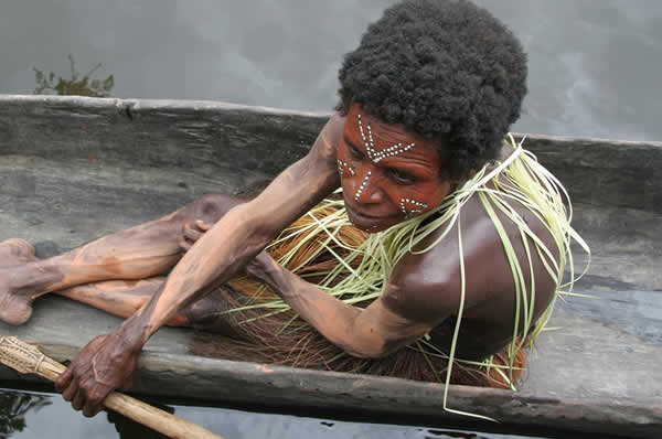 Mujer navegando rio Karawari