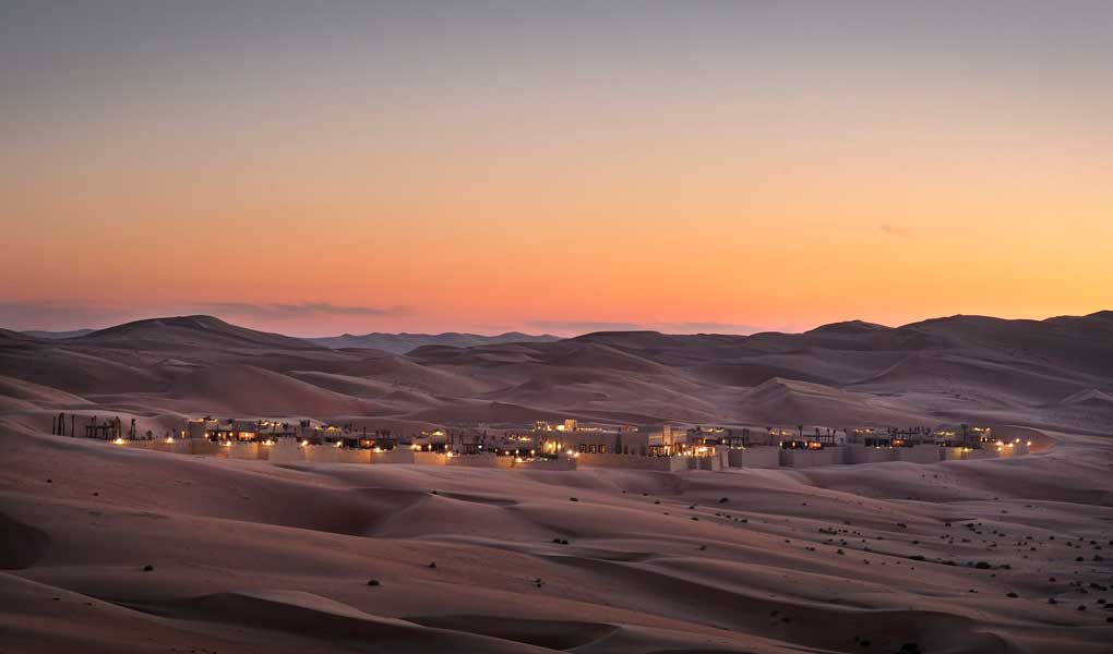 Atardecer sobre el desierto hotel Qasr Al Sarab Desert Resort