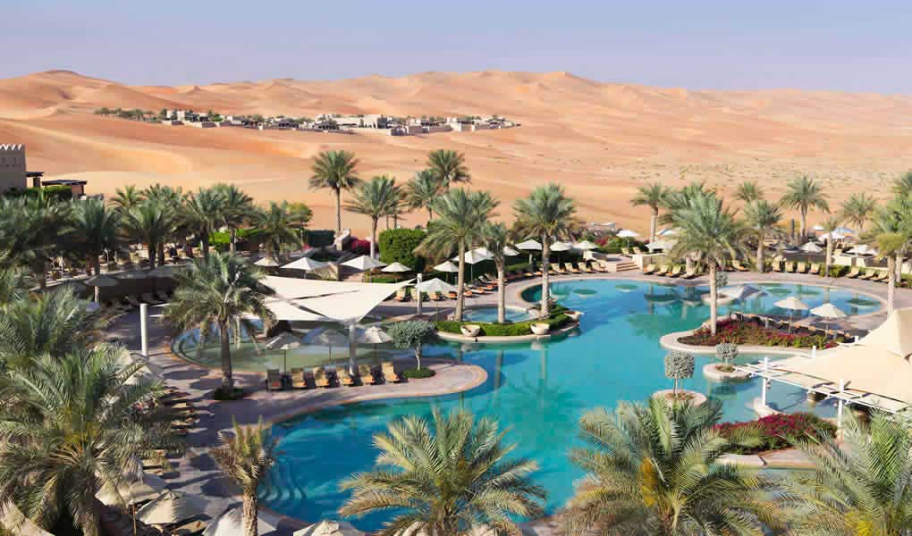 Vista zonas comunes y piscina hotel Qasr Al Sarab Desert Resort
