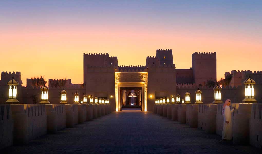 Entrada tradicional piedra hotel lujo desierto Abu Dhabi