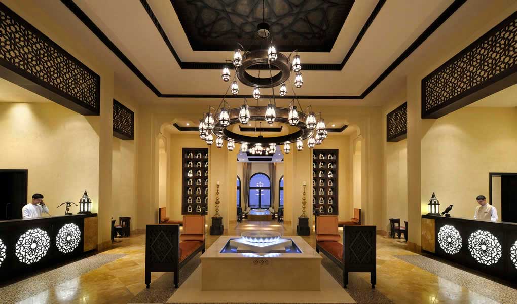 Lobby entrada hotel lujo desierto Abu Dhabi