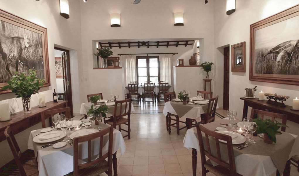 Restaurante y mesas en el incón del Socorro